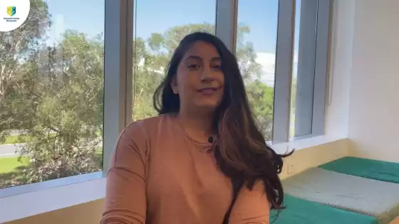 La estudiante internacional Michelle Lopez habla sobre su experiencia de estudio